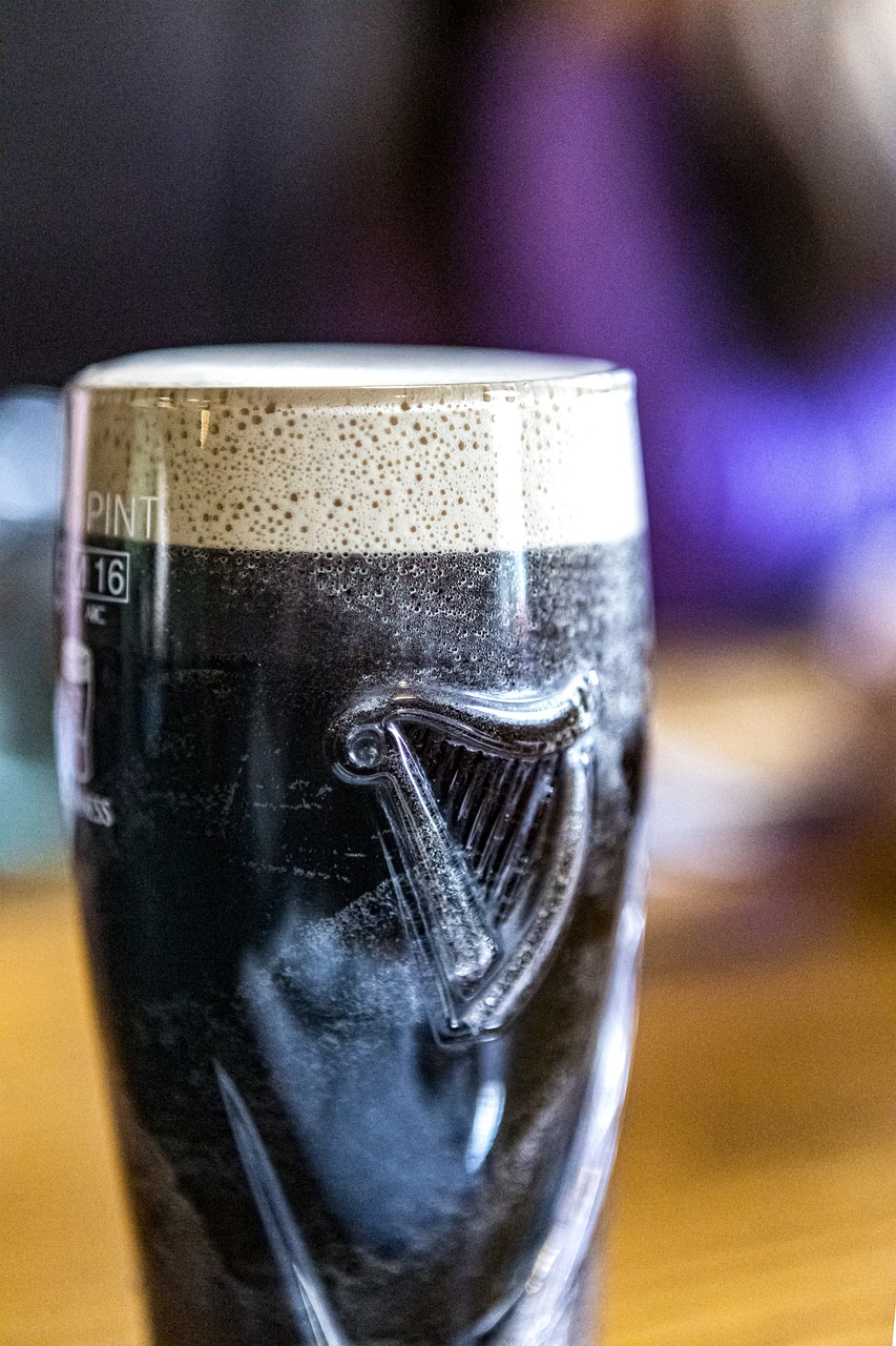 Pinta tirada de cervezas Guinness